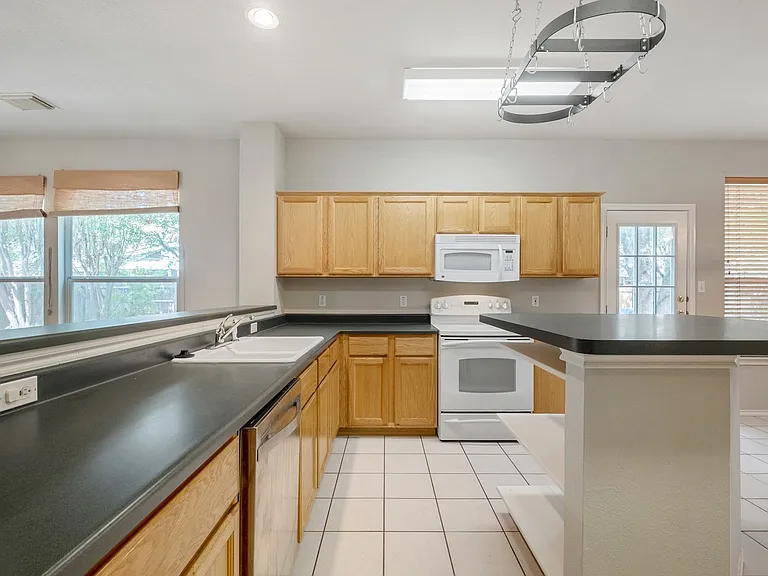 4229 Kingsburg Dr — Photo 12