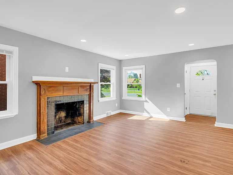 9973 E Outer Dr — Photo 7