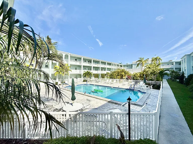 1712 Belleair Forest Dr #D — Photo 44