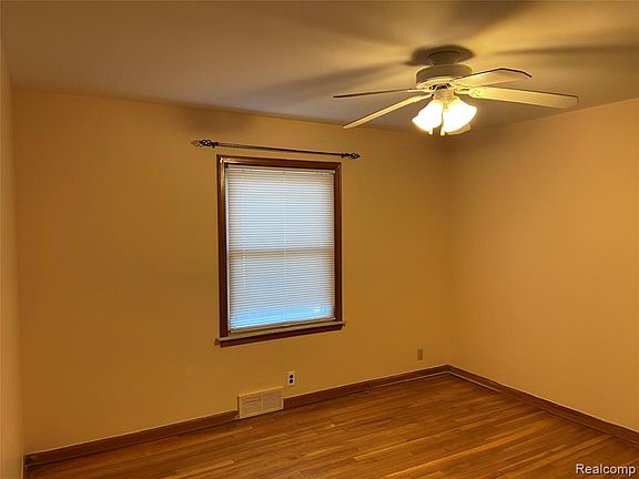 5th image of 22461 Morley Ave