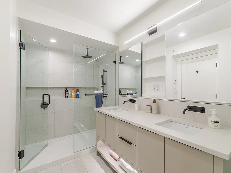 Landry Cres — Photo 19