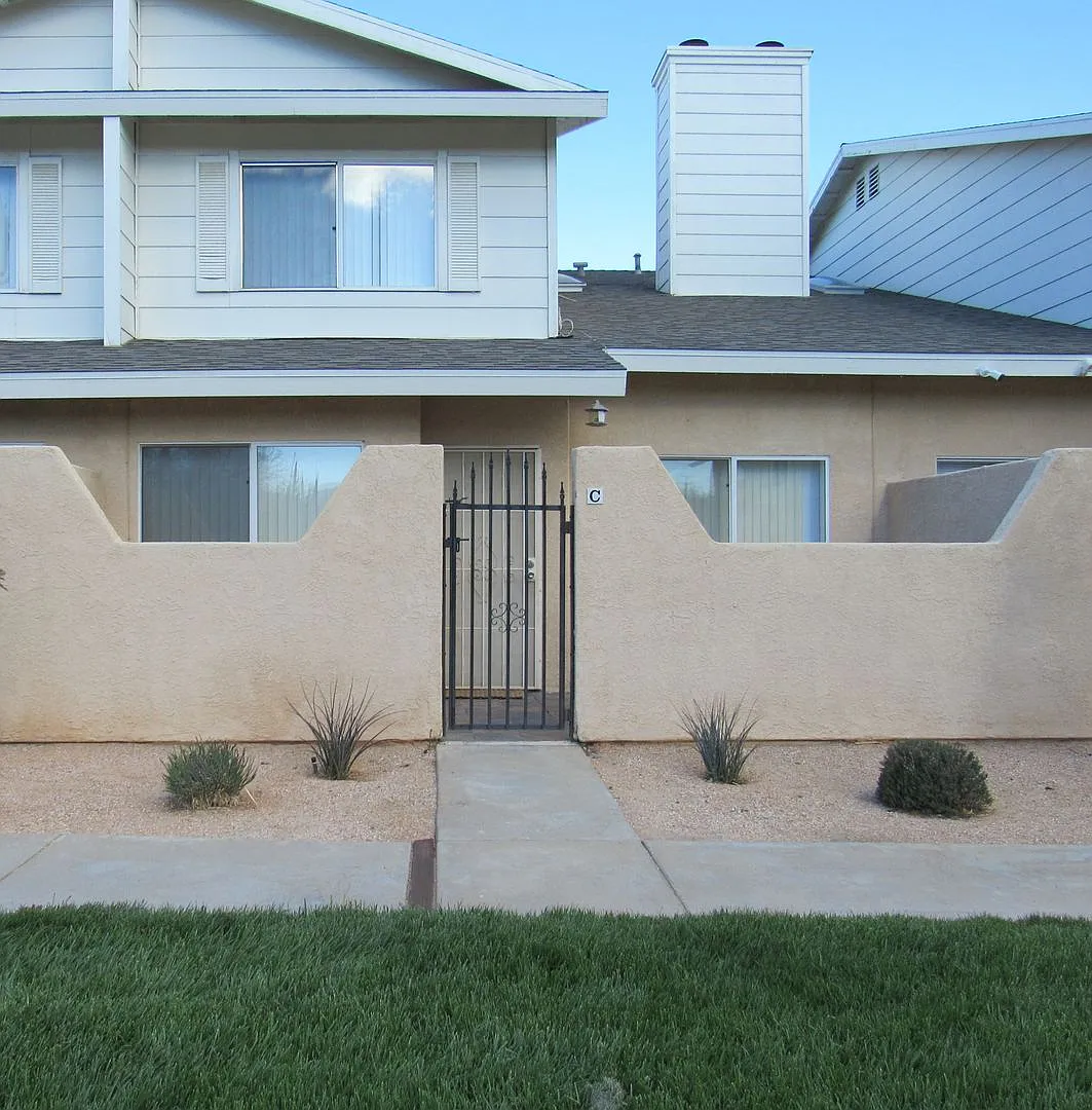 West Palmdale Townhouse — Photo 1
