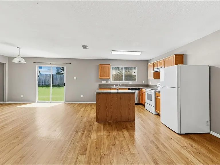 504 Leaf Cluster Ct E — Photo 3