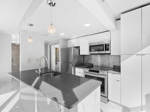 1188 Howe St #702, Vancouver, BC V6Z 2S8