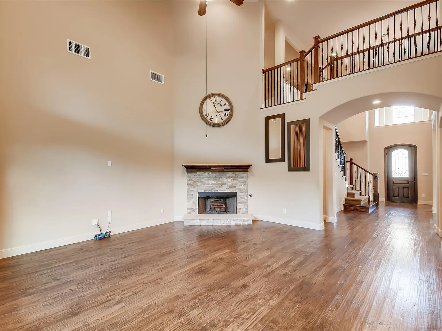 5 bed, 4.5 bath, 4542 sqft, $4,800 — Photo 4