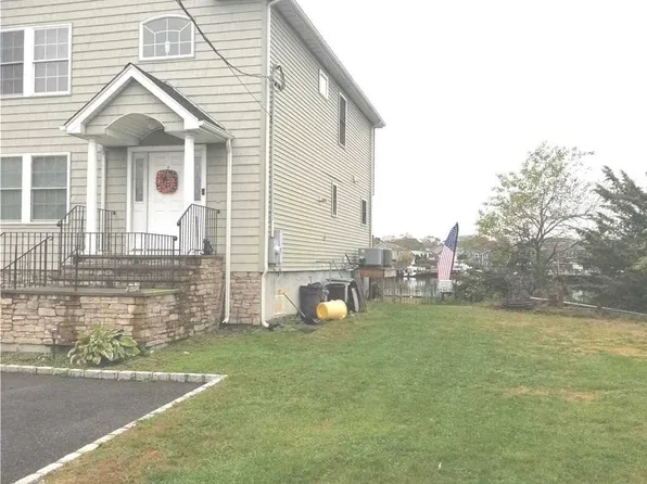 61 Riverdale Ave, Massapequa, NY 11758