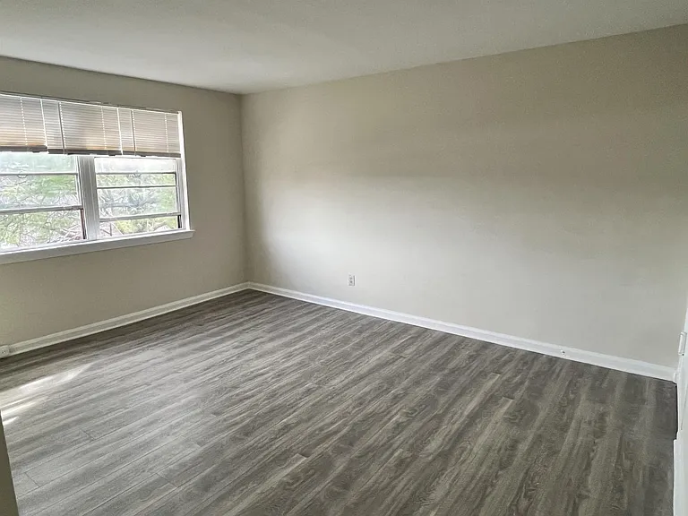 811 Barnaby St SE #204 — Photo 7
