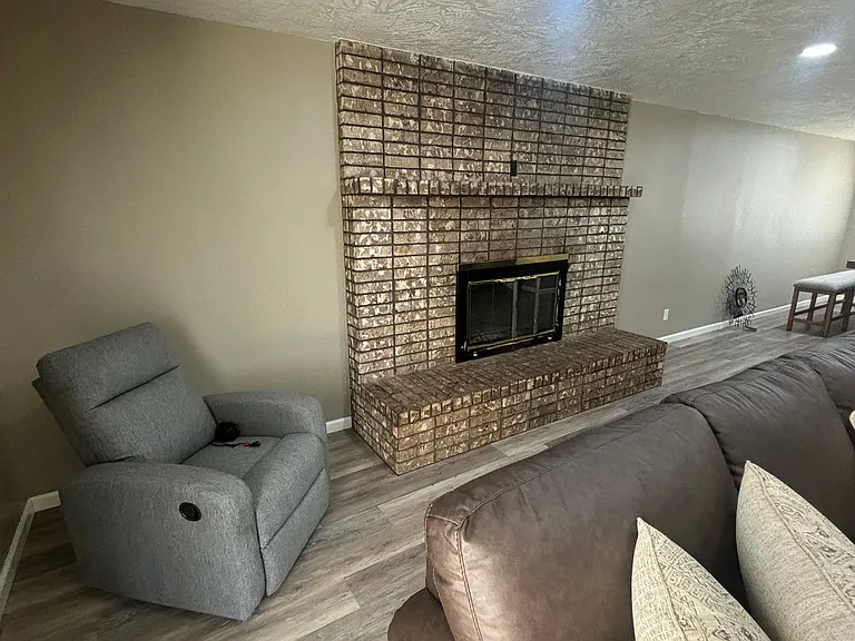 506 W Poe St — Photo 9