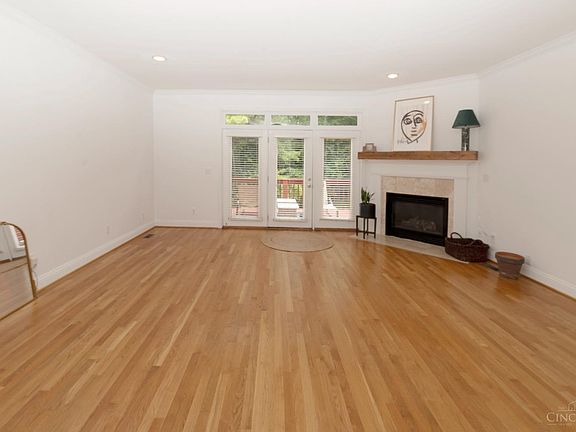 4th image of 472 Stanley Ave