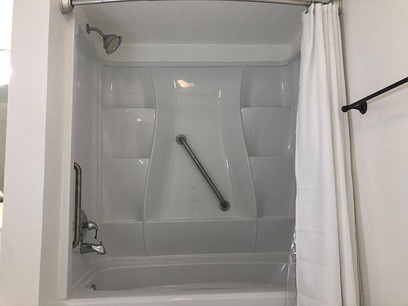 Shower/bath with hand rails