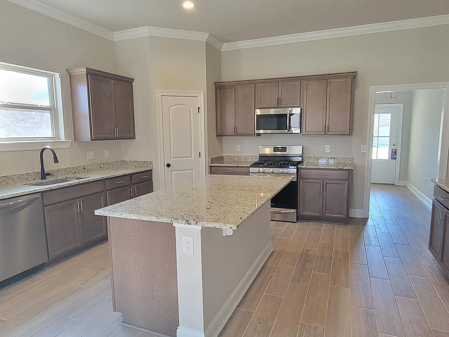 4 bed, 2092 sqft, $2,075 — Photo 2