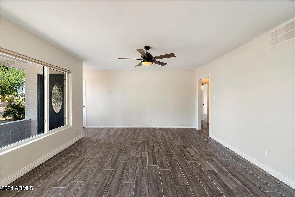 3 bed, 2.0 bath, 1922 sqft, $2,900 — Photo 3