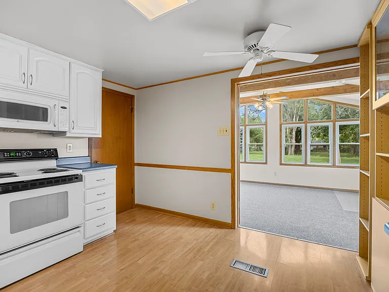 3401 Seneca Ave — Photo 17