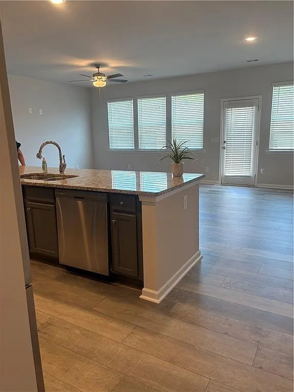 3 bed, 2.5 bath, 1761 sqft, $2,270 — Photo 3