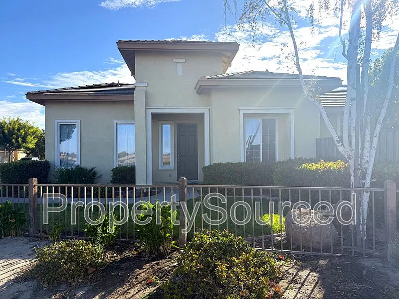 3 bed, 2.0 bath, 1953 sqft, $2,650 — Photo 2
