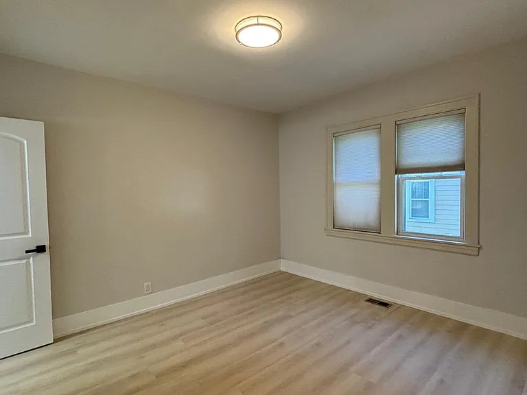 247 S Oakland Grv — Photo 19