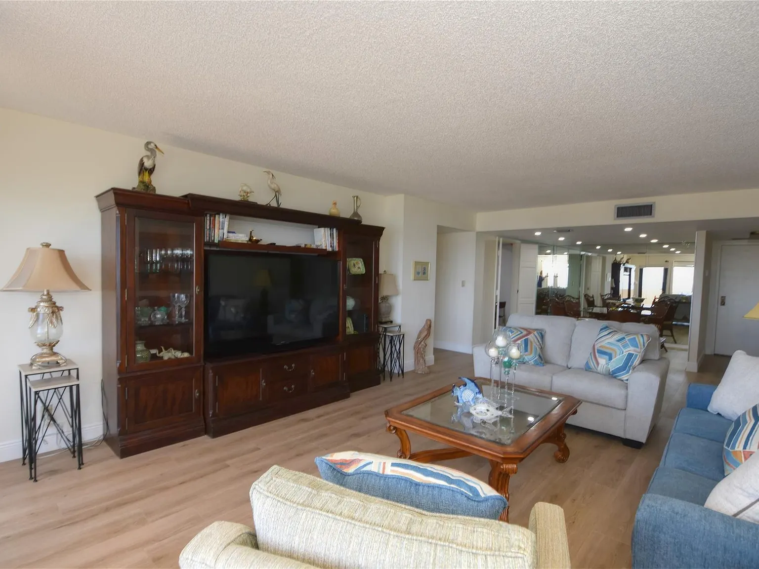 2 bed, 2.0 bath, 1450 sqft, $4,200 — Photo 3