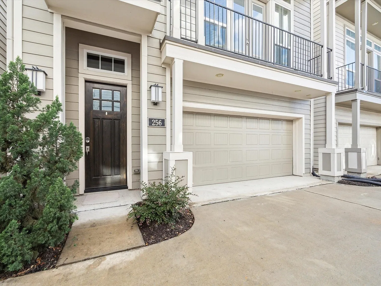 3 bed, 3.5 bath, 2237 sqft, $3,200 — Photo 3