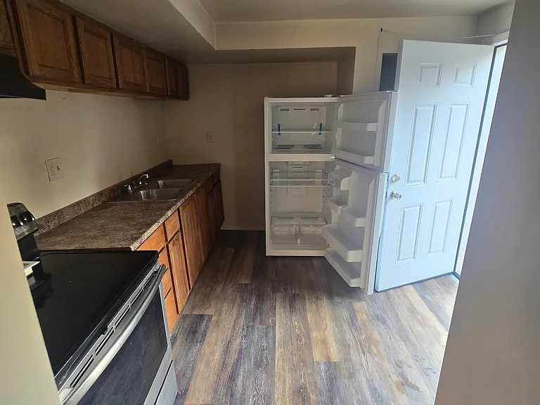 635 E Willow St #4 — Photo 9