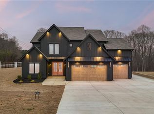 24 Rocking Wood Dr, Auburn, GA 30011