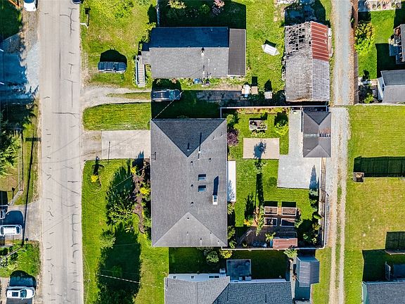 4th image of 415 Sterling Street