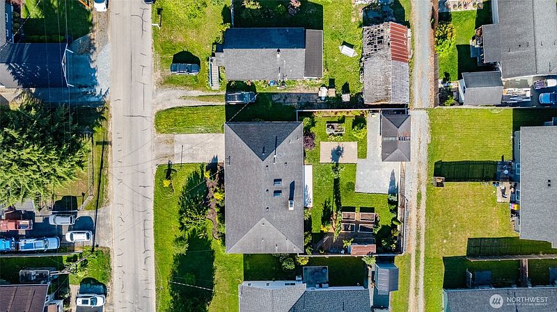 4th image of 415 Sterling Street
