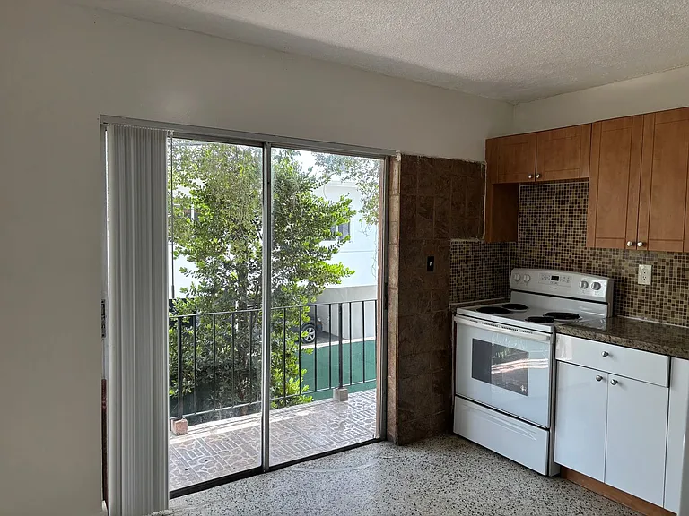 658 NW 1st St — Photo 7