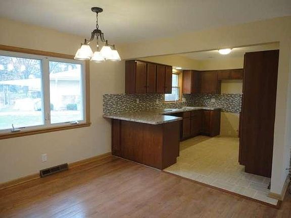 3rd image of 6001 Oakwood Ln