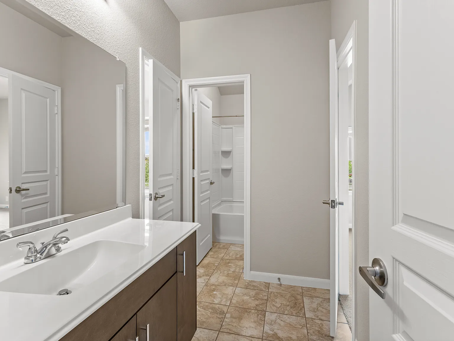 5 bed, 3.5 bath, 3070 sqft, $3,000 — Photo 4