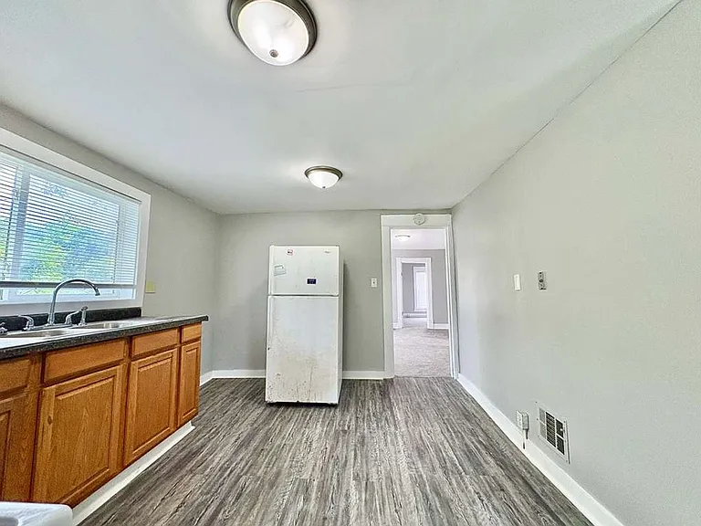 2202 Kemble Ave — Photo 4
