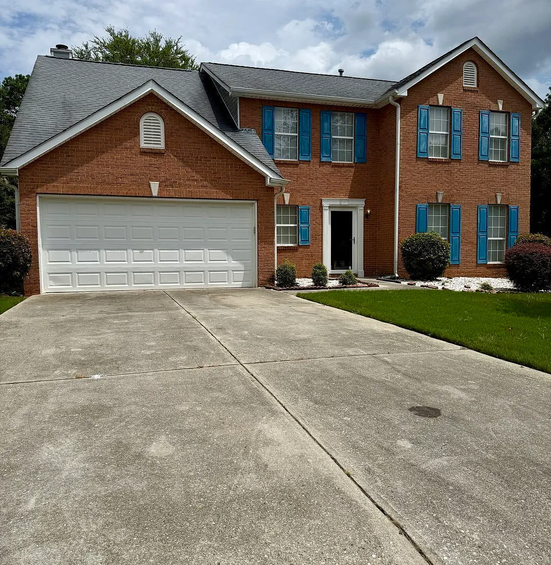 4 bed, 2.5 bath, 2723 sqft, $2,295 — Photo 1