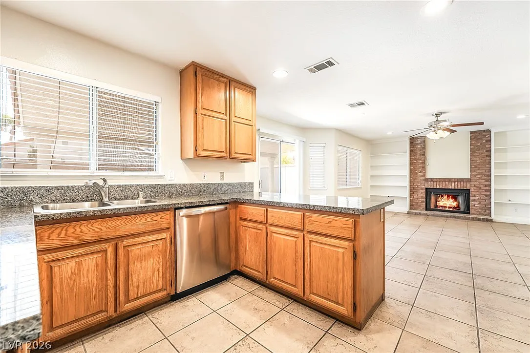 4 bed, 3.0 bath, 2088 sqft, $2,400 — Photo 3