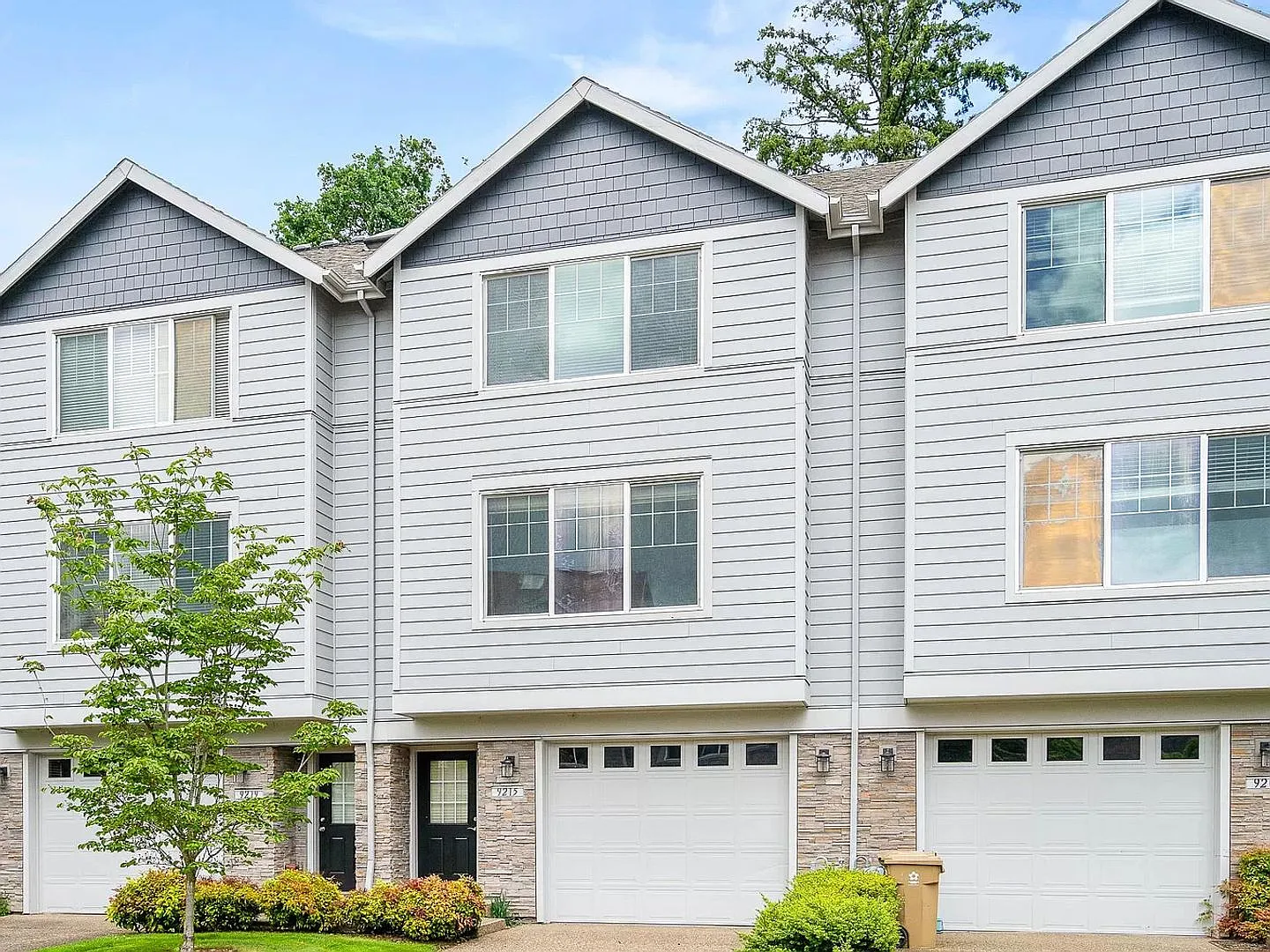 9215 Sw Sweek Drive - Move-In Special 1/2 Off First Month's Rent! Exceptional Townhome — Photo 2