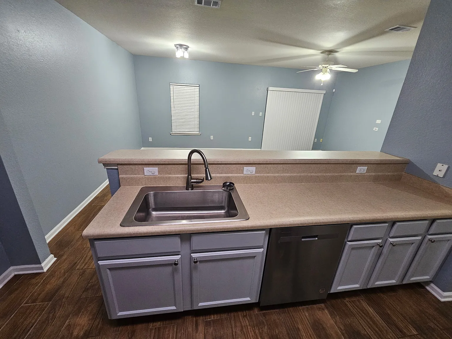 3 bed, 2.5 bath, 1440 sqft, $2,300 — Photo 4
