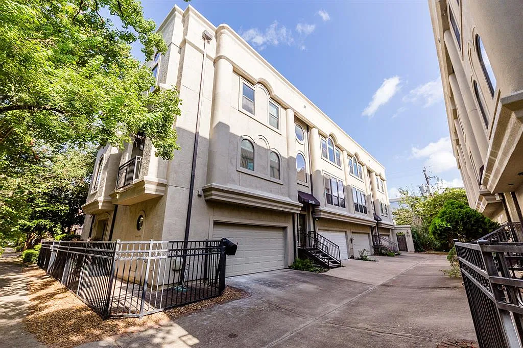 3 bed, 3.5 bath, 2398 sqft, $3,495 — Photo 1