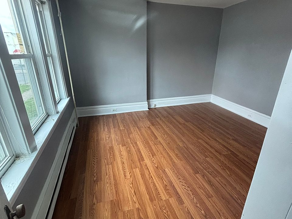 2nd image of 1725 Revere St