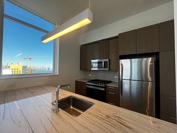 4th image of 86 Fleet Pl APT 32C