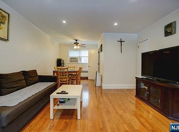 4th image of 295 Tenafly Rd APT I