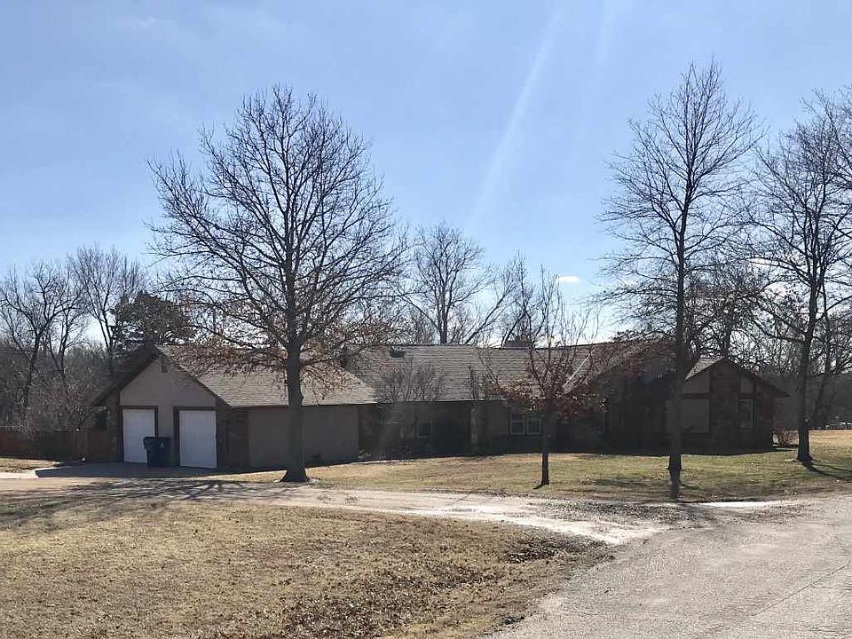 1st image of 20 Lakeridge Dr