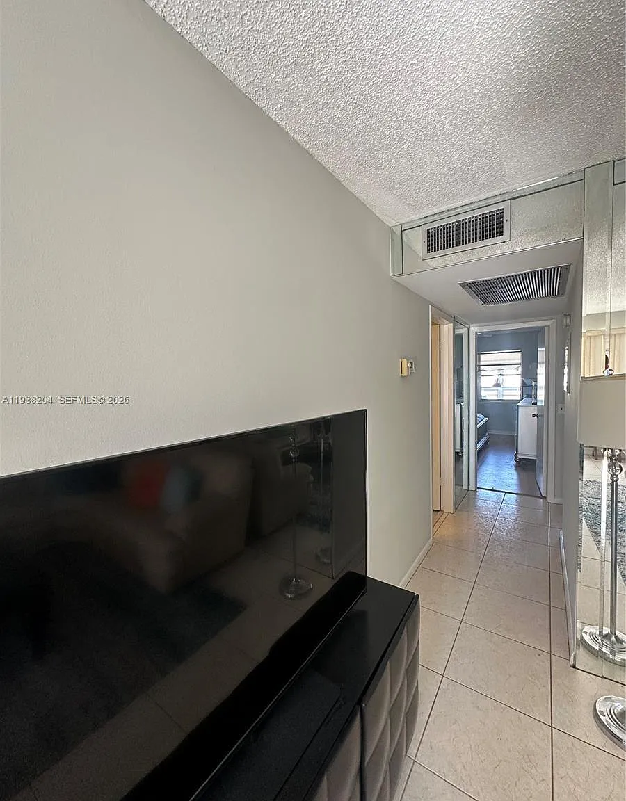 2 bed, 1.5 bath, 861 sqft, $1,800 — Photo 1