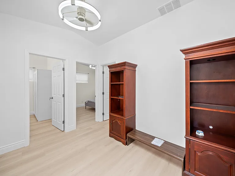 2032 Victoria Dr — Photo 3