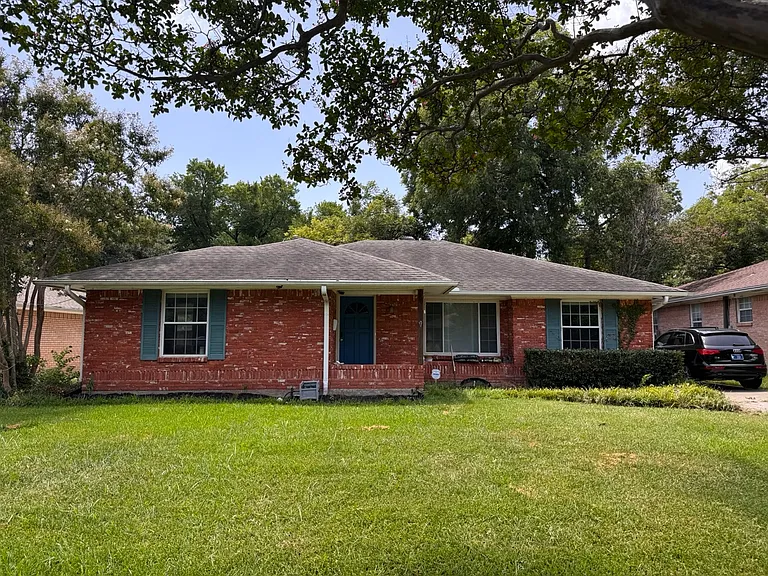 Beautiful single-story living in the heart of East Dallas. Featuring a lush front yard, private front porch, and stylish blue accents, this inviting and well-maintained home is a standout.
