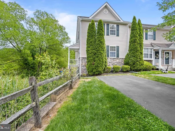 14 Hoag Ln, Aston, PA 19014