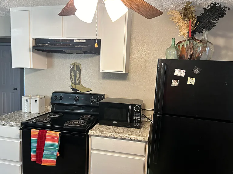 210 Avenue L — Photo 9