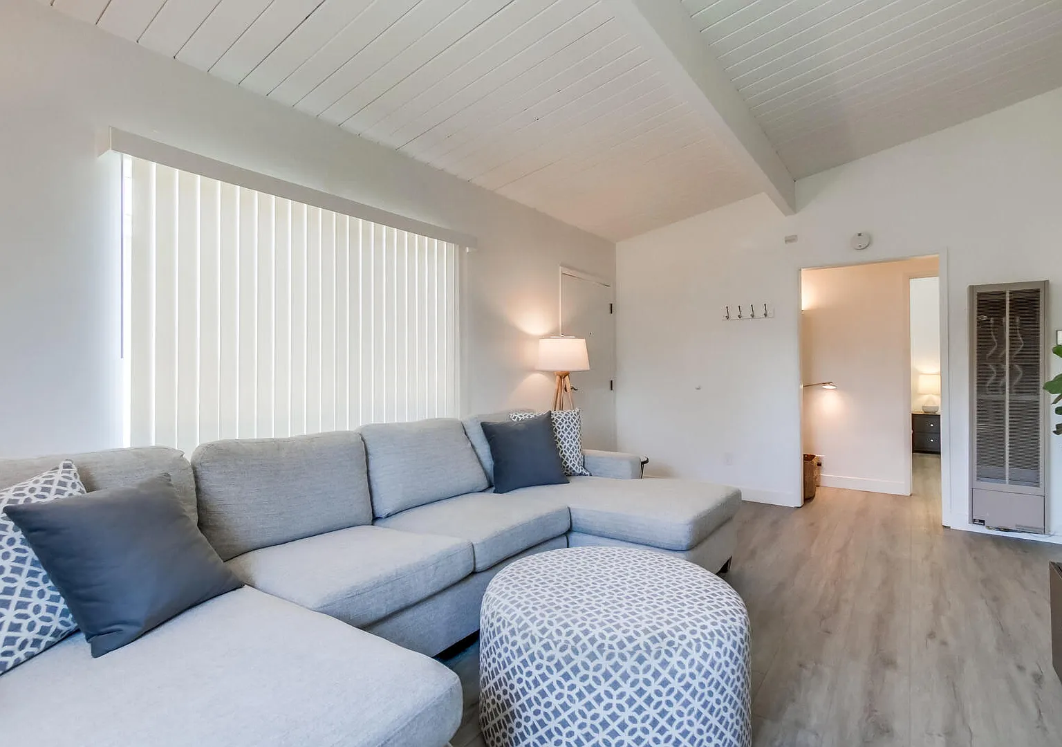 2 bed, 800 sqft, $4,000 — Photo 1