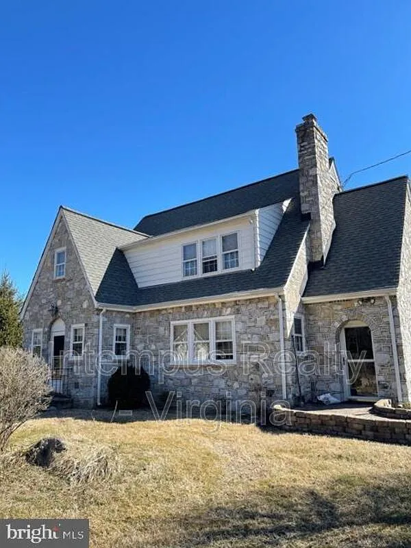 4 bed, 2.0 bath, 1092 sqft, $2,900 — Photo 1
