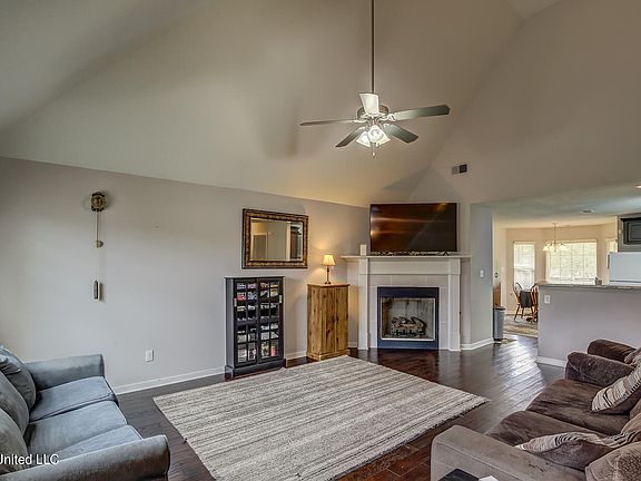 4th image of 221 Magnolia Gardens Dr
