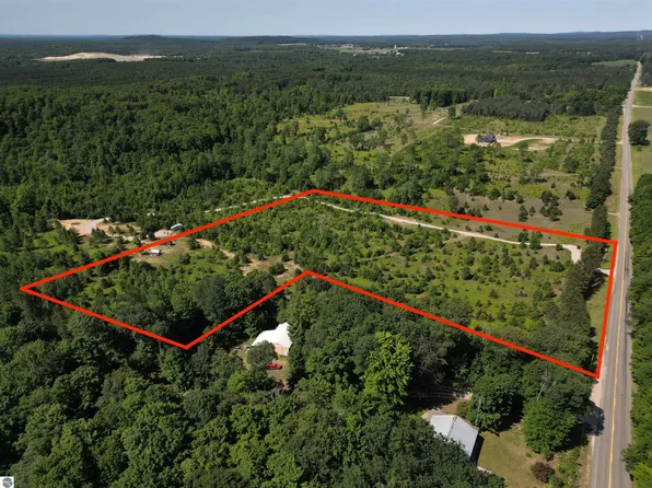 A5 E Kasson Rd #A5, Maple City, MI 49664