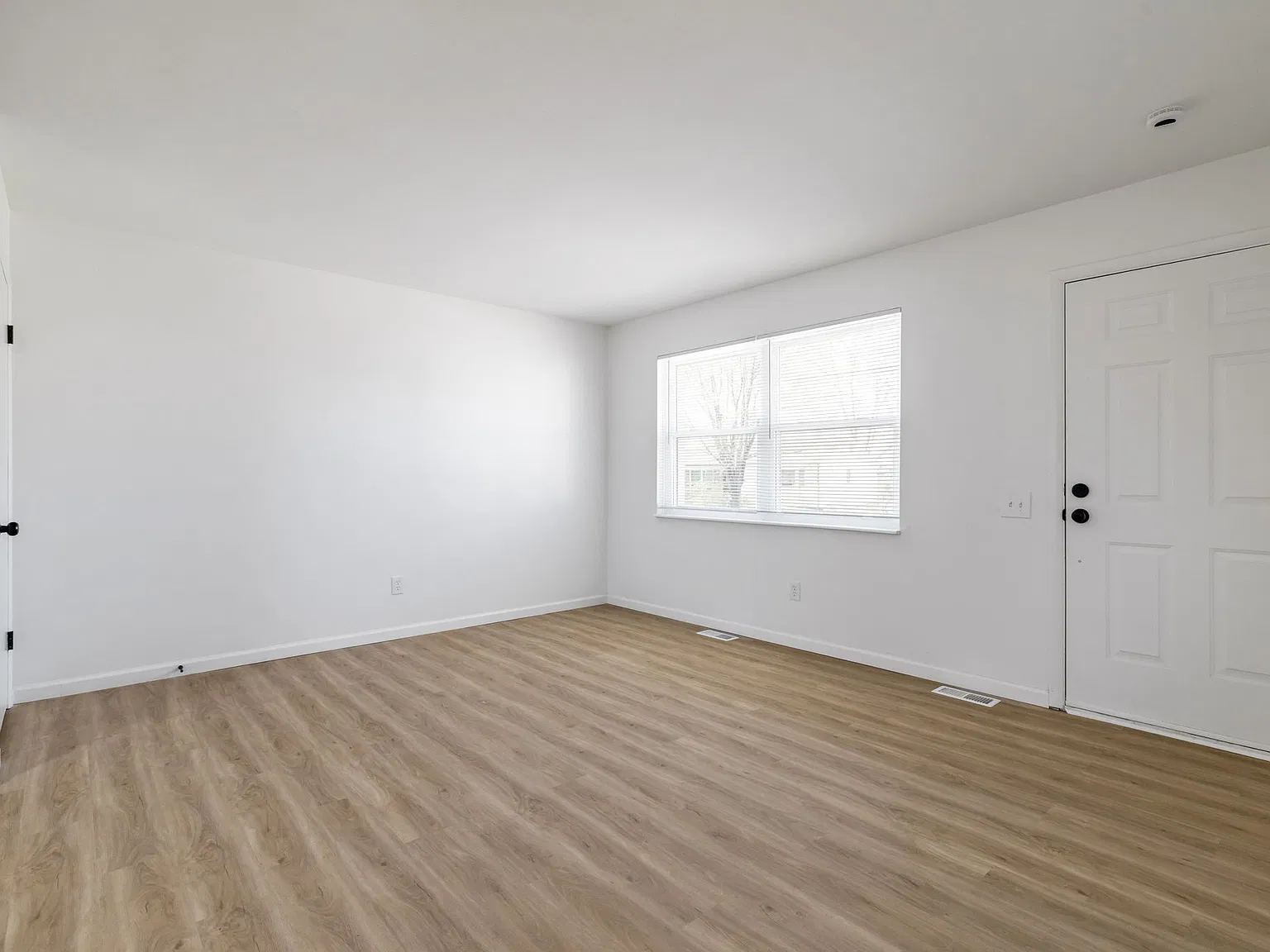 3 bed, 864 sqft, $1,795 — Photo 2