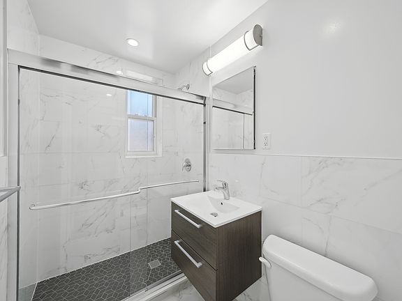 3rd image of 1540 Pelham Pkwy S APT 3D